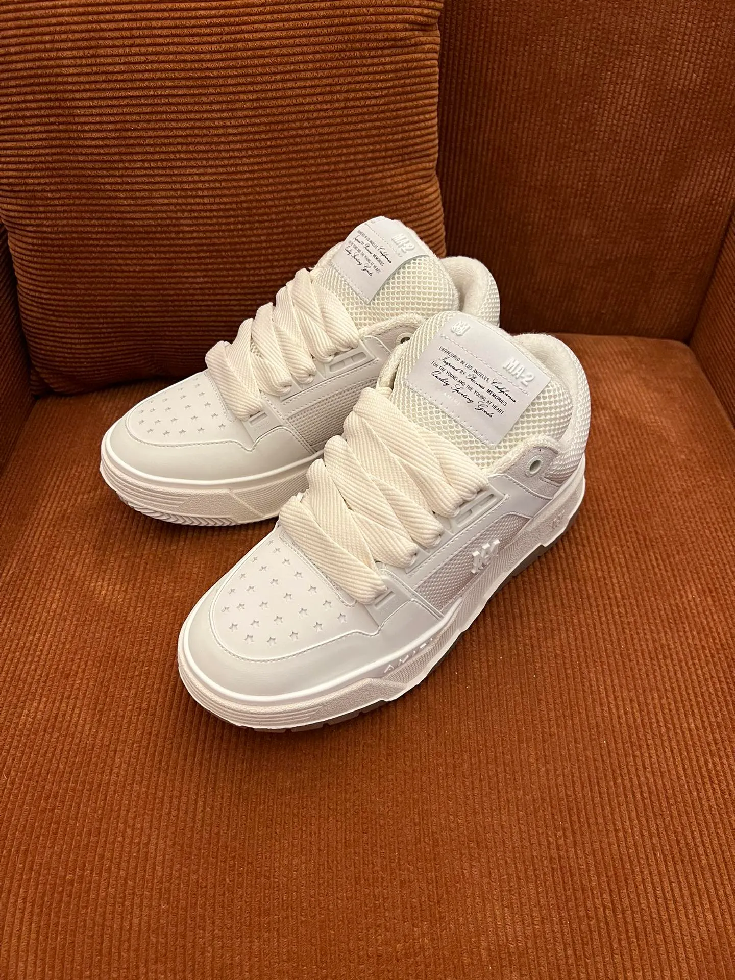 p620💰Men's shoes Amiri Emile's 2023 spring and summer new MA-1 bread shoes, couple models, casual sports shoes, sneakers Amiri gave up the rock punk style in the new season and used a large number of unsaturated colors, Morandi tones, whether you see or wear them, it will make people very happy. The large tongue of the bread shoes continues, shortens the length of the shoe body, thickens the midsole, and the toe part is more rounded. Amiri's brand letters and MA logo appear on the side of the shoe. Fabric: Original customized imported first-layer cowhide + mesh. Lining: Original customized breathable towel lining. Outsole. Foam combination material. Bottom thickness: 4CM. Size: Men's 39-45